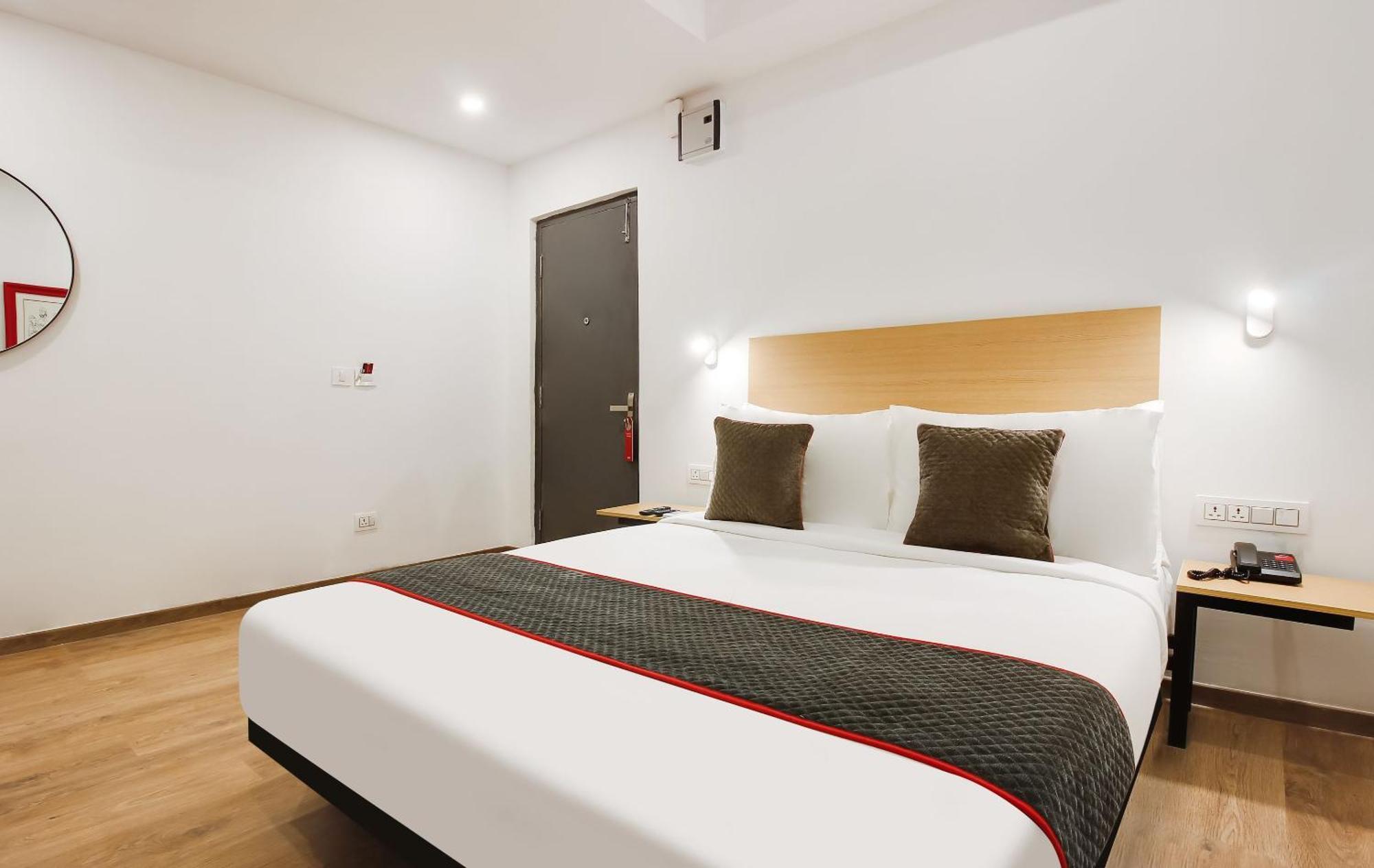 Super Townhouse The Cinco Hotel Near Esi Hospital Hyderabad Exterior foto