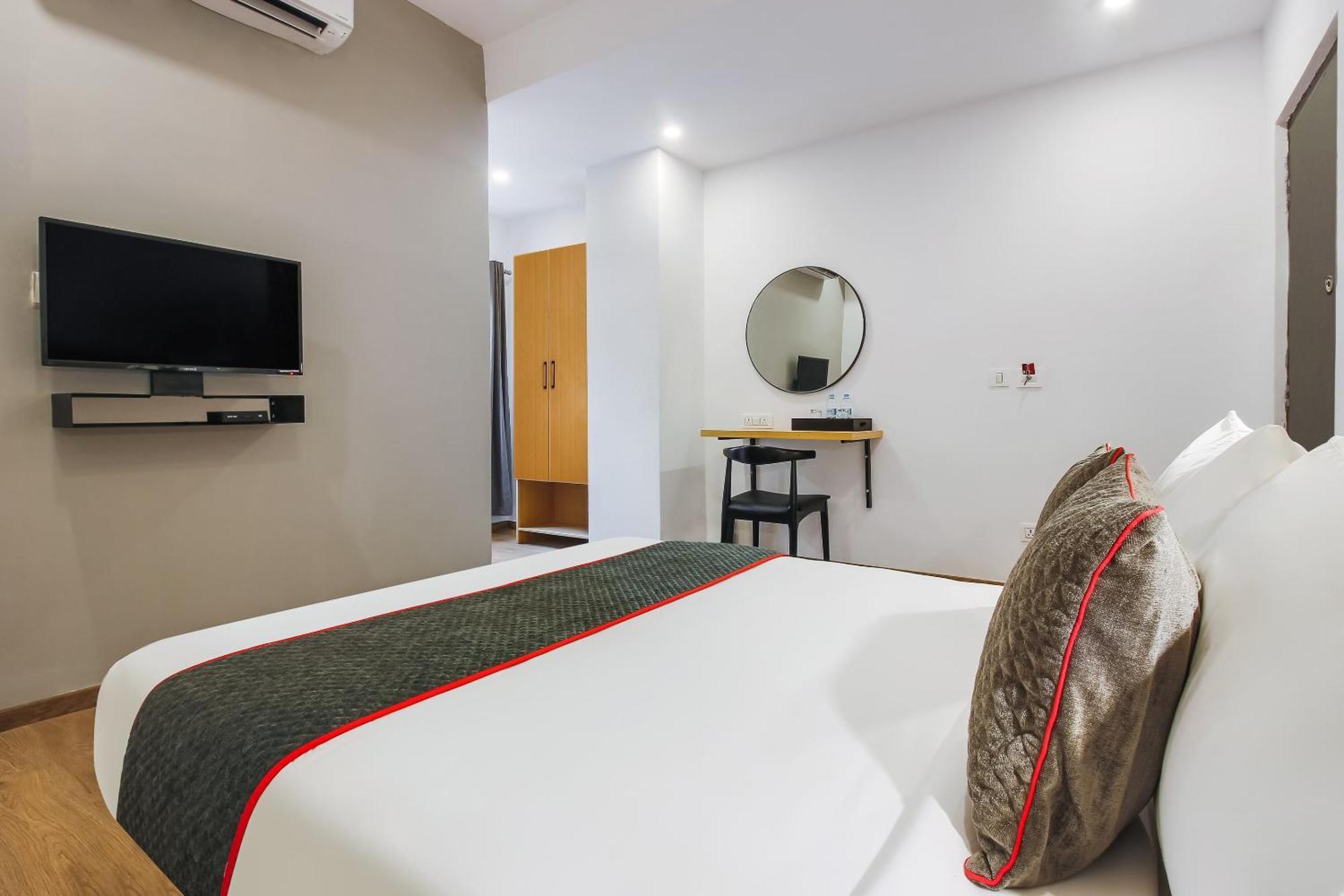 Super Townhouse The Cinco Hotel Near Esi Hospital Hyderabad Exterior foto