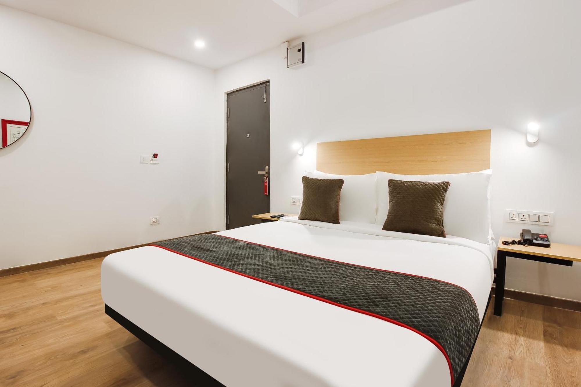 Super Townhouse The Cinco Hotel Near Esi Hospital Hyderabad Exterior foto