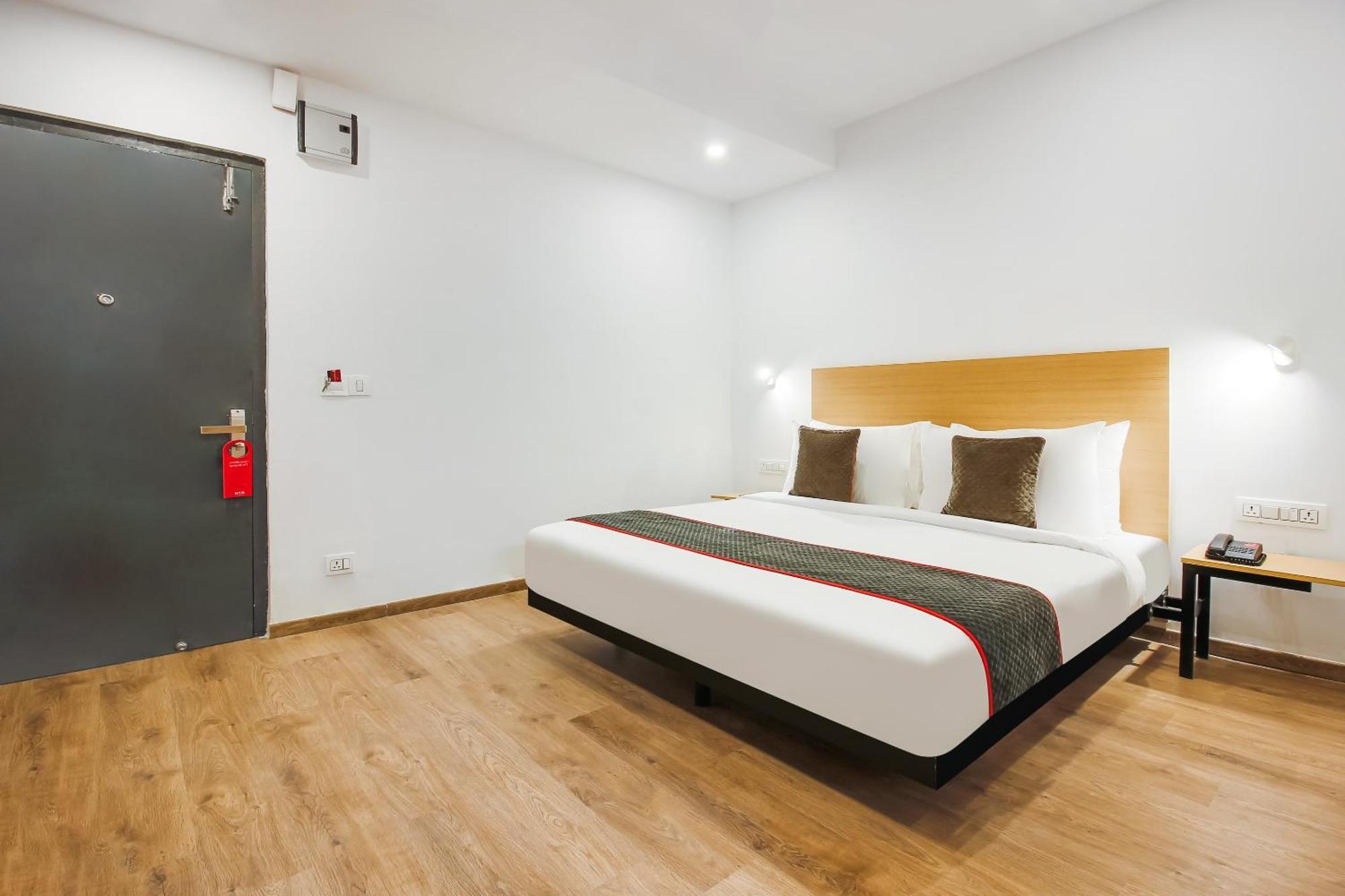 Super Townhouse The Cinco Hotel Near Esi Hospital Hyderabad Exterior foto